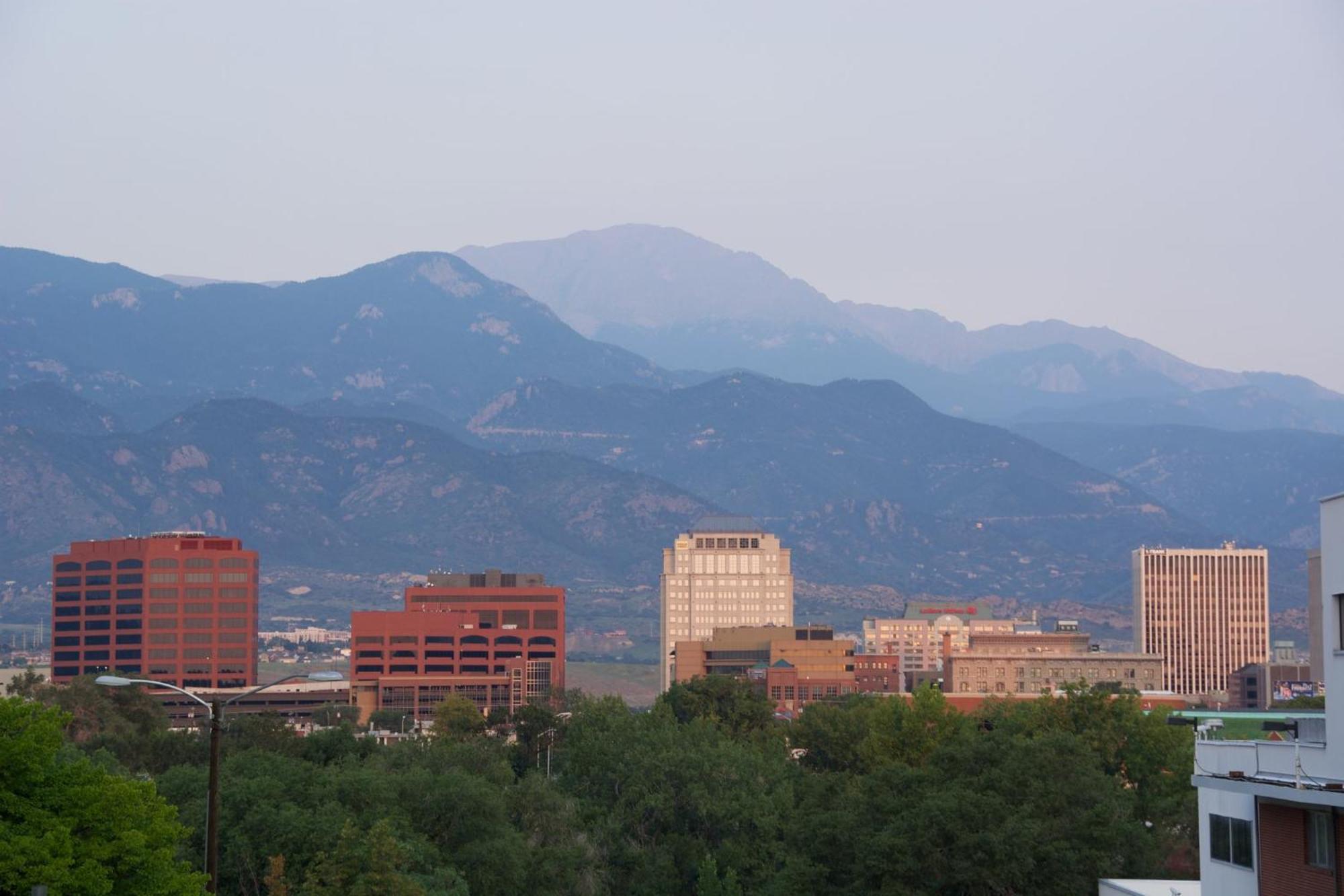 Holiday Inn Express & Suites Colorado Springs Central By Ihg Экстерьер фото